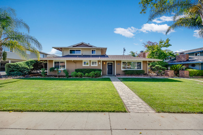 916 Castlewood Dr in Los Gatos, CA - Building Photo - Building Photo