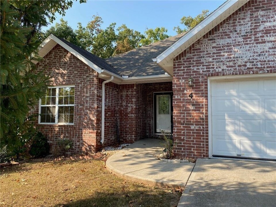 4 Sullivan Ln in Bella Vista, AR - Building Photo