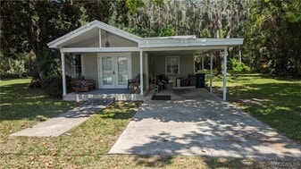 704 NE 2nd Ave in Crystal River, FL - Building Photo