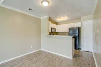 Spring Hill Village Apartments in Crosby, TX - Foto de edificio - Building Photo