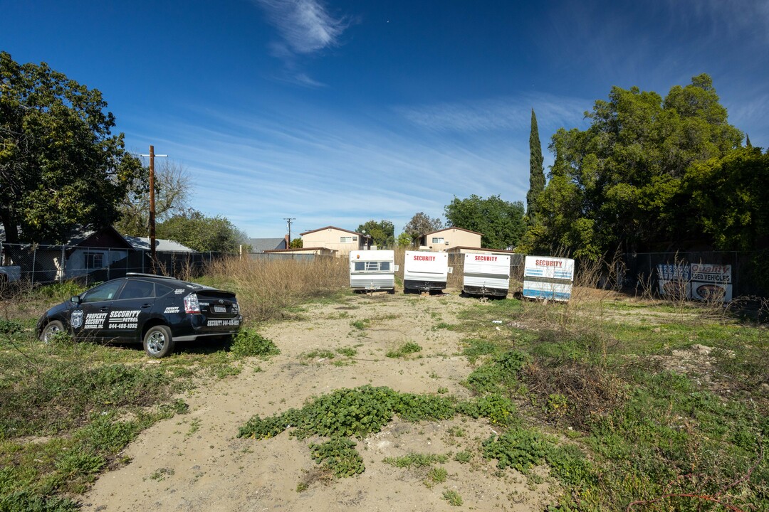 14715 W Blythe St in Panorama City, CA - Building Photo