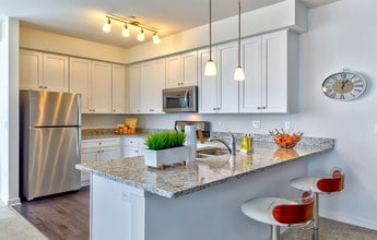 The Residences of Orland Park Crossing in Orland Park, IL - Foto de edificio - Building Photo