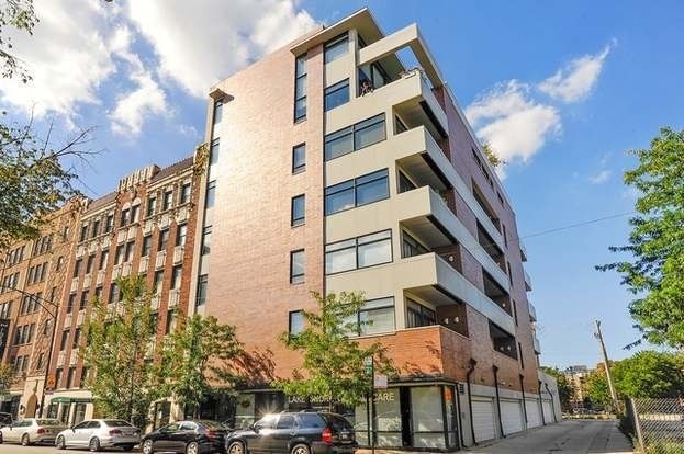 property at 834 W Montrose Ave