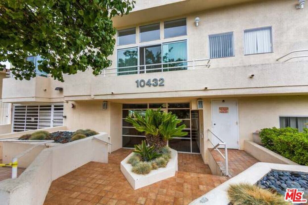 10432 Eastborne Ave in Los Angeles, CA - Foto de edificio