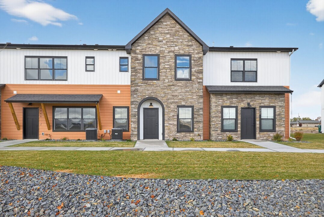 4967 Beach Dr in Idaho Falls, ID - Foto de edificio