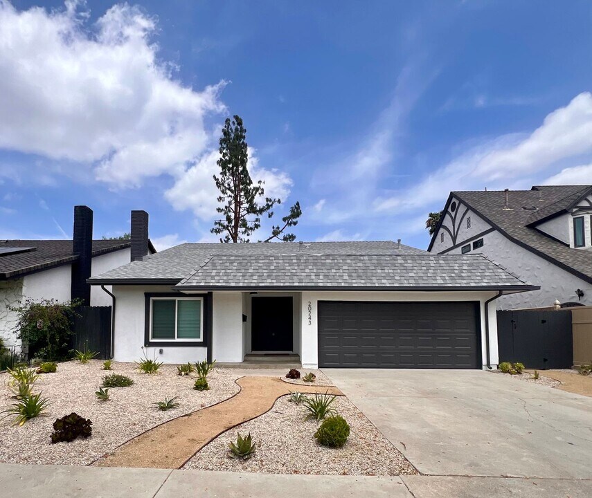 20243 Lorne St in Los Angeles, CA - Building Photo