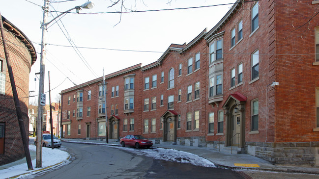 Crescent Apartments in Pittsburgh, PA - Building Photo - Building Photo