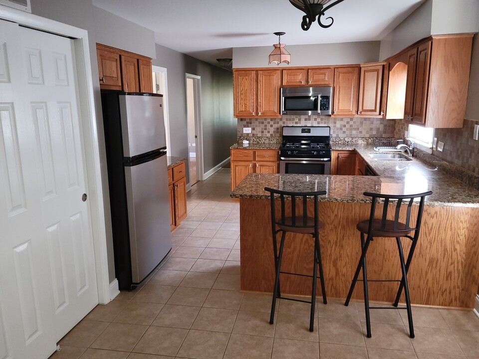 826 E Capri Dr in Palatine, IL - Building Photo