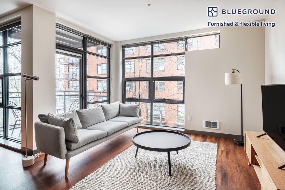 1520 Eastlake Ave E-Unit -FL3-ID6 in Seattle, WA - Building Photo