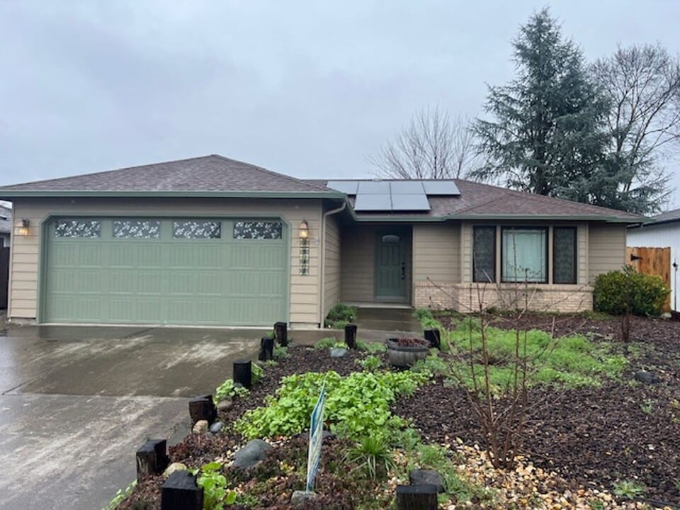 1517 Westfield Way in Medford, OR - Building Photo