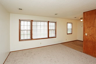 3544-3570 Kimberly Downs Rd in Davenport, IA - Building Photo - Interior Photo