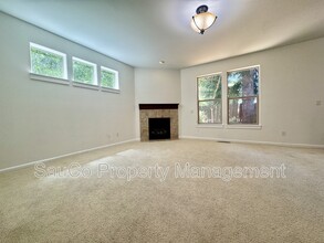 7182 NE Rockridge Pl in Hillsboro, OR - Building Photo - Building Photo