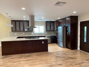 6657 Enfield Ave, Unit 1006 in Los Angeles, CA - Building Photo - Building Photo