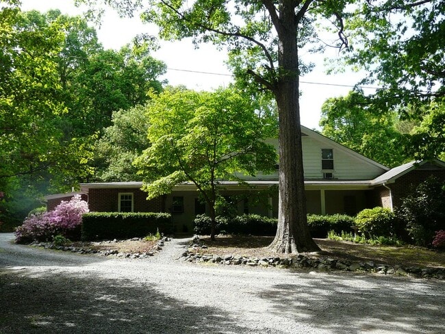 739 Homeplace Dr, Unit Apartment #4 in Chapel Hill, NC - Foto de edificio - Building Photo