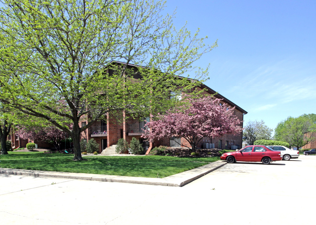 Centennial Village in Crest Hill, IL - Foto de edificio