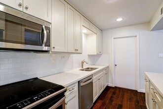 12605 Huntingwick Dr in Houston, TX - Building Photo - Building Photo