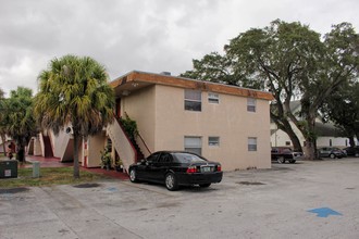 Oasis Apartments in Miami Gardens, FL - Building Photo - Building Photo