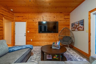 629 Cherry Hill Dr in Waynesville, NC - Foto de edificio - Building Photo