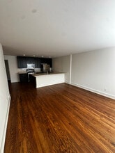 1039 N Cass St, Unit 13 in Milwaukee, WI - Foto de edificio - Building Photo