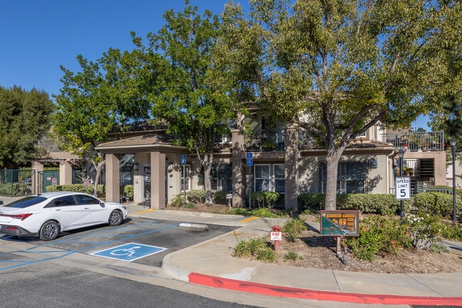Castaic Lake Senior Apartments in Castaic, CA - Foto de edificio - Building Photo