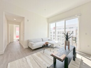 The Roya in Los Angeles, CA - Building Photo - Building Photo