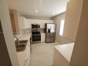 589 NW 208th Way in Pembroke Pines, FL - Building Photo - Building Photo