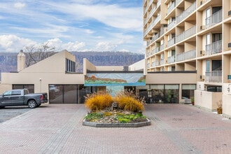 Riverview Club in Yonkers, NY - Foto de edificio - Building Photo
