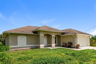 719 Roma Ave S in Lehigh Acres, FL - Foto de edificio - Building Photo