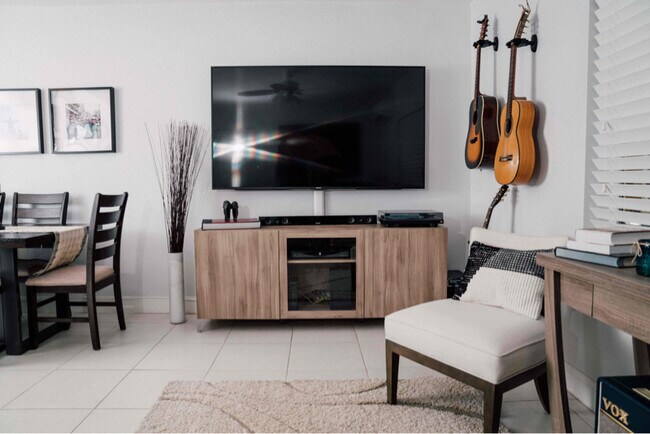 7901 SW 64th Ave in South Miami, FL - Foto de edificio - Building Photo