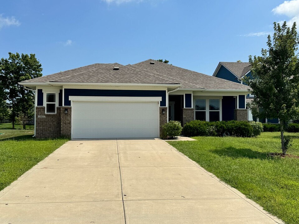2427 Sheek Rd in Greenwood, IN - Building Photo