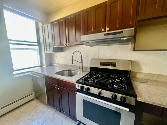 553 Undercliff Ave, Unit 14 in Edgewater, NJ - Building Photo - Building Photo