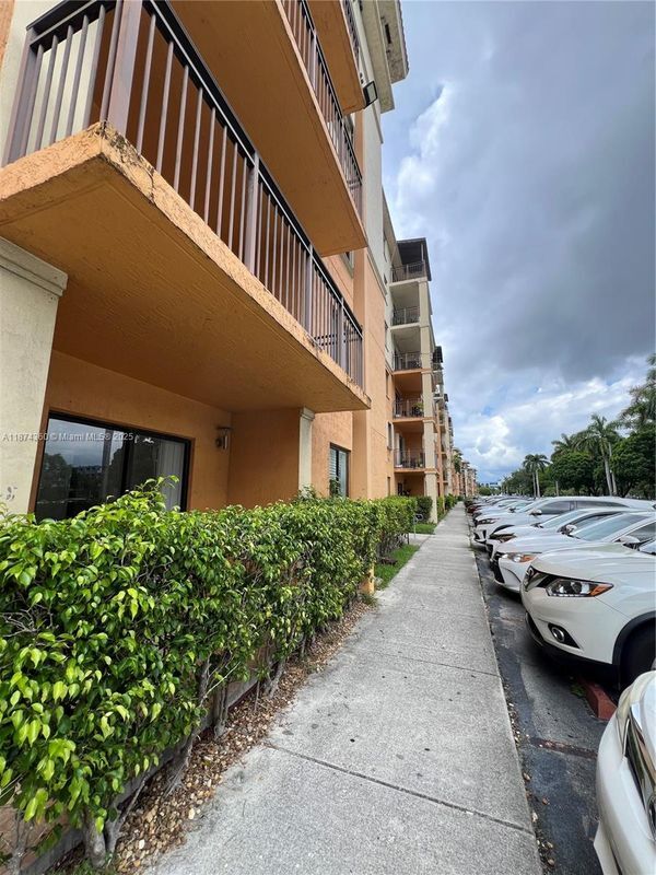 9300 Fontainebleau Blvd in Miami, FL - Building Photo - Building Photo