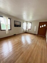 8573 N Granville Rd in Milwaukee, WI - Building Photo - Building Photo