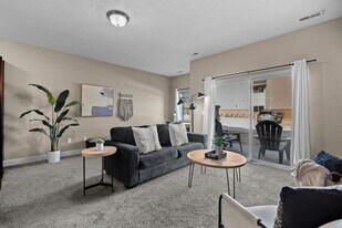 8350 Cascade Ave in West Des Moines, IA - Building Photo