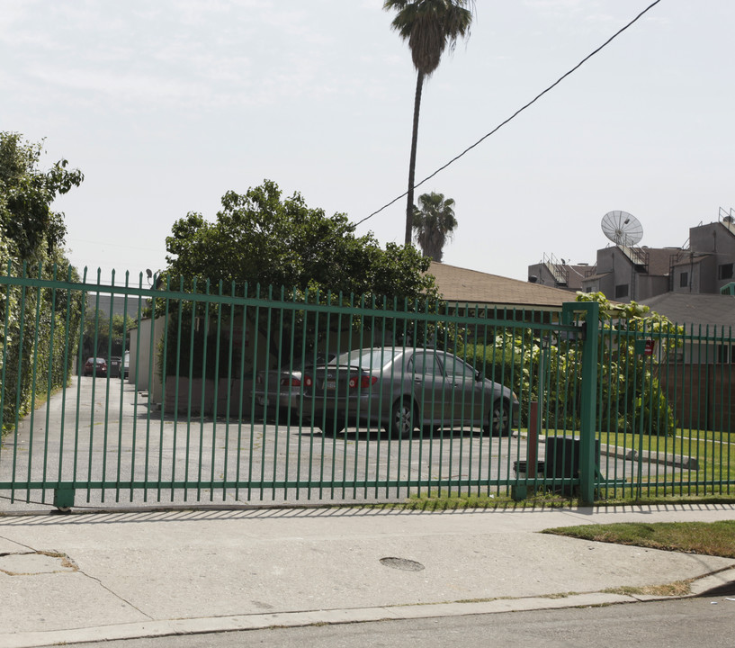 6134 Hazelhurst Pl in North Hollywood, CA - Building Photo