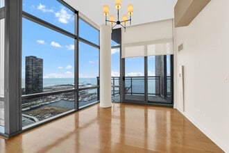 450 E Waterside Dr in Chicago, IL - Building Photo - Building Photo