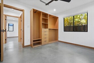 6004 Lindley Ave, Unit 6002 in Encino, CA - Foto de edificio - Building Photo