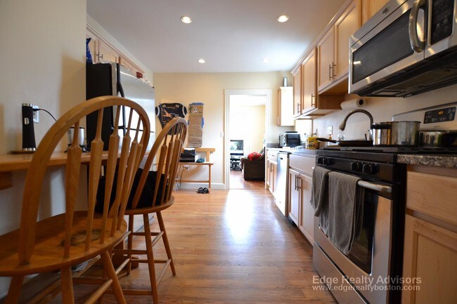 29 Coolidge Hill Rd, Unit 2 in Watertown, MA - Building Photo - Building Photo