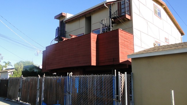 705 Brooks Ave in Venice, CA - Building Photo - Building Photo