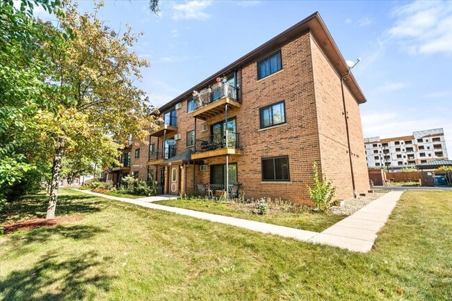 922 W Irving Park Rd in Bensenville, IL - Foto de edificio - Building Photo
