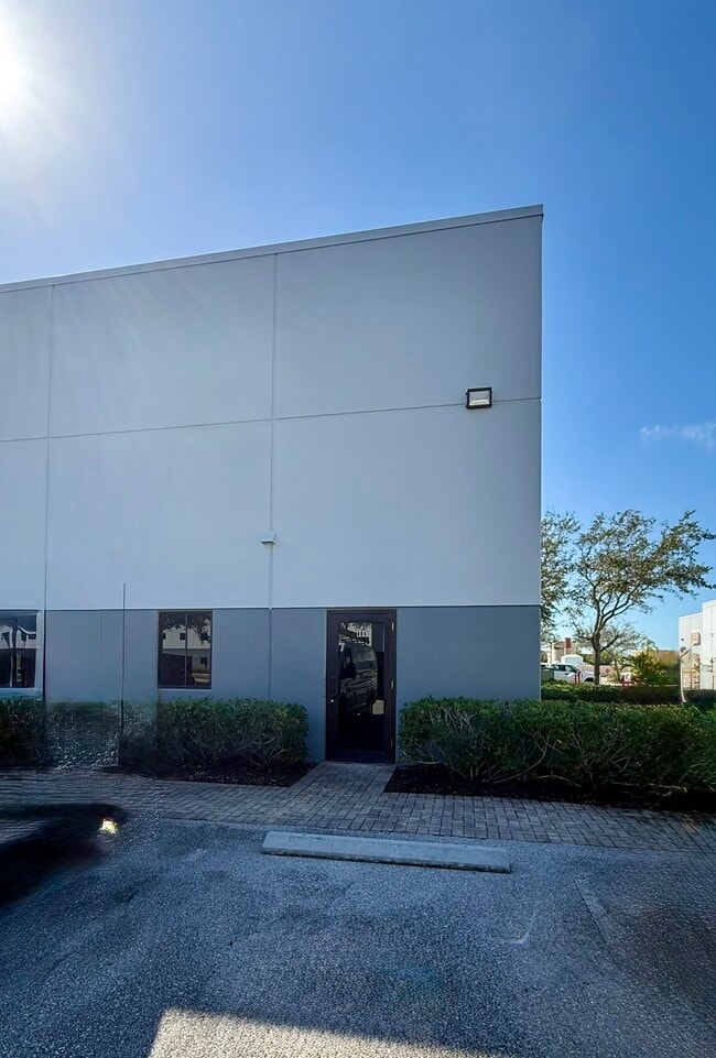 8821 Business Park Dr in Ft. Myers, FL - Building Photo - Building Photo