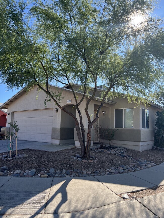 1330 E Lark Way in Tucson, AZ - Building Photo - Building Photo