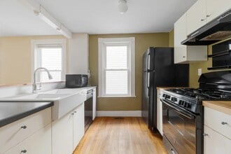 21 Florence St, Unit 1 in Cambridge, MA - Building Photo - Building Photo