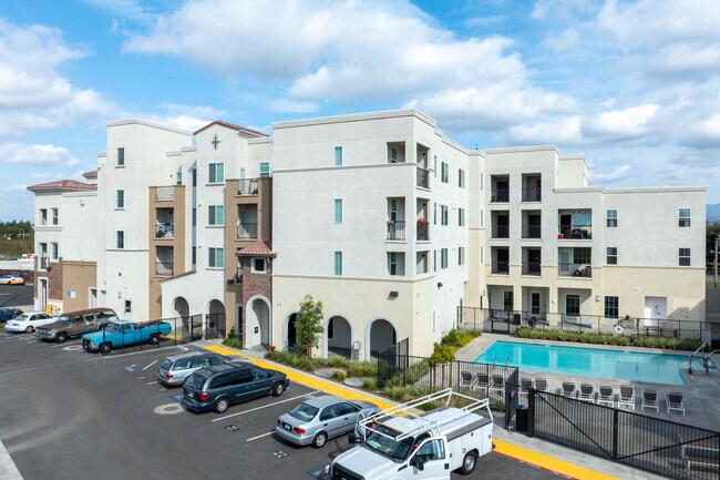 The Crossroads at Washington in Santa Ana, CA - Foto de edificio - Building Photo