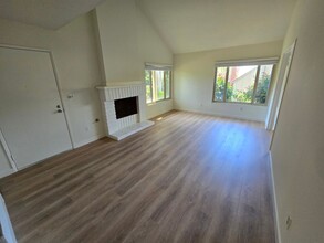 10637 Esmeraldas Dr in San Diego, CA - Building Photo - Building Photo