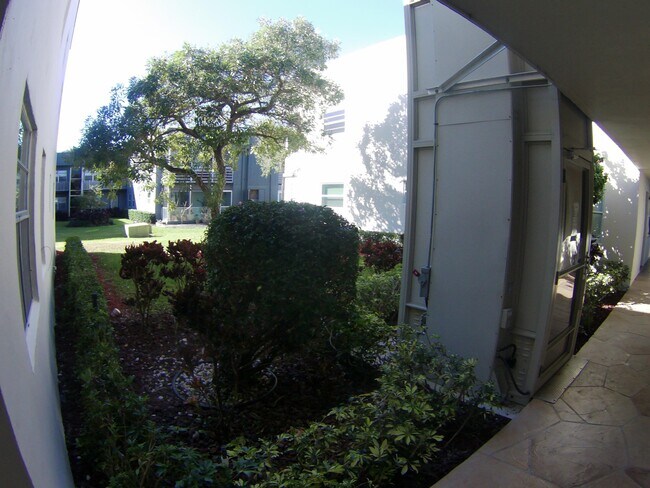 541 Normandy Ln in Delray Beach, FL - Building Photo - Building Photo