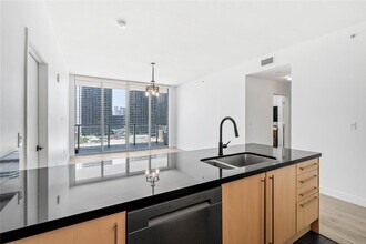 1111 SW 1st Ave, Unit 2222-N in Miami, FL - Foto de edificio - Building Photo
