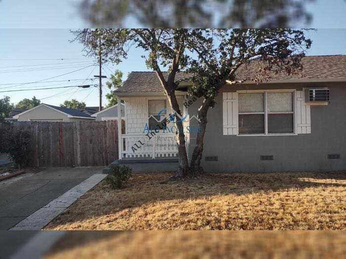 5102 Gordon Dr in Sacramento, CA - Building Photo