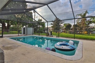 305 Bougainvillea Rd W in Lehigh Acres, FL - Building Photo