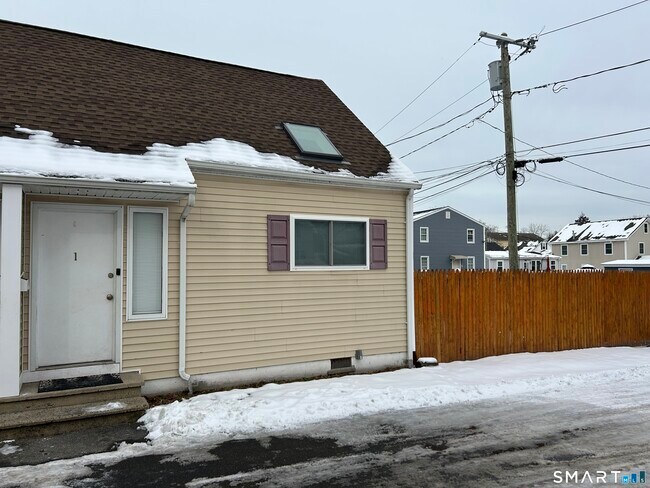 7 Linden Pl in Danbury, CT - Building Photo - Building Photo